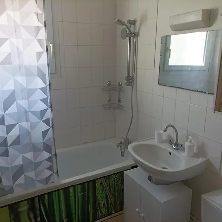 T1 Confortable Situe 100m Plage Des Minimes * La Rochelle (Charente-Maritime)